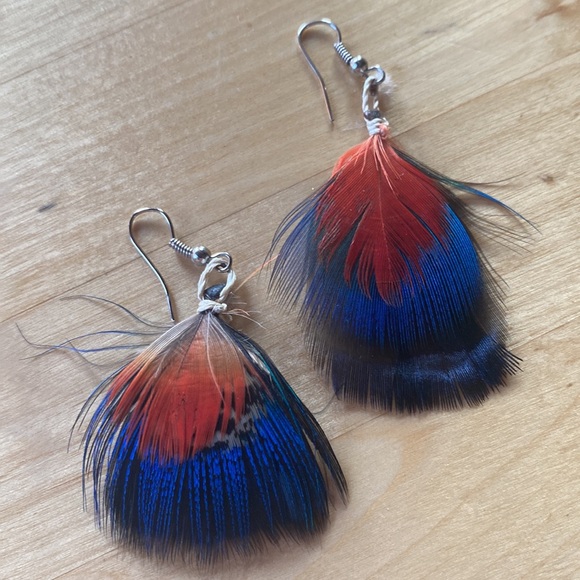 Feather earrings handmade by indigenous women Amazon Rainforest, Ecuador - Picture 3 of 4